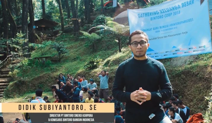 Suasana gathering karyawan Bintoro Corp di Kampung Rimba Puncak